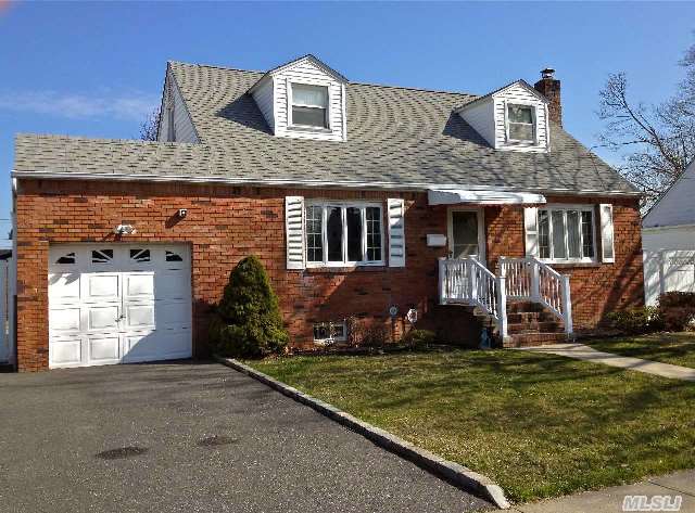 261 N Rutherford Ave N Massapequa SOLD